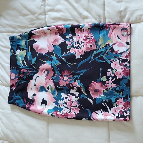 Lara Fashion Pencil Skirt - Picture 2 of 2